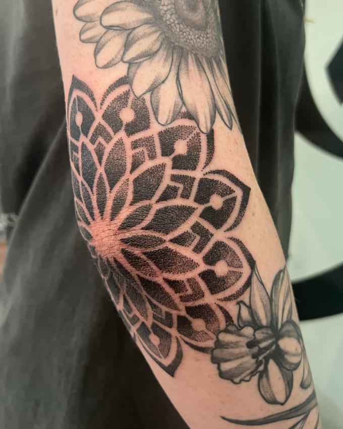 Generate a cutting-edge forearm tattoo design that blends nostalgia and  future. include geometric shapes like circles, triangles, diamonds, and  spirals with varying tones and line styles, as well as metallic elements  like